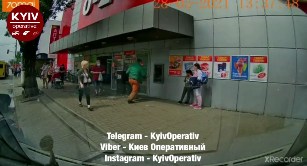 Неадекват бросался на банкомат и людей / скриншот Неадекват бросался на банкомат и людей / скриншот