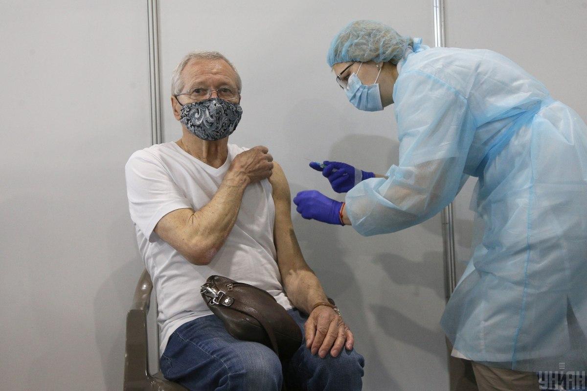 В Минздраве призывают украинцами вакцинироваться бустерной прививкой / фото УНИАН