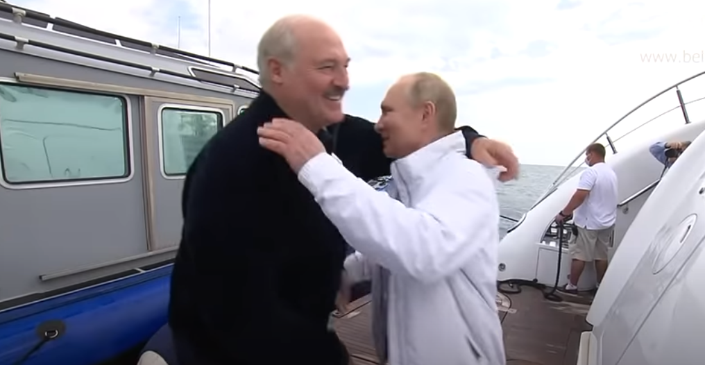 Путин и Лукашенко прогулялись по морю / скриншот