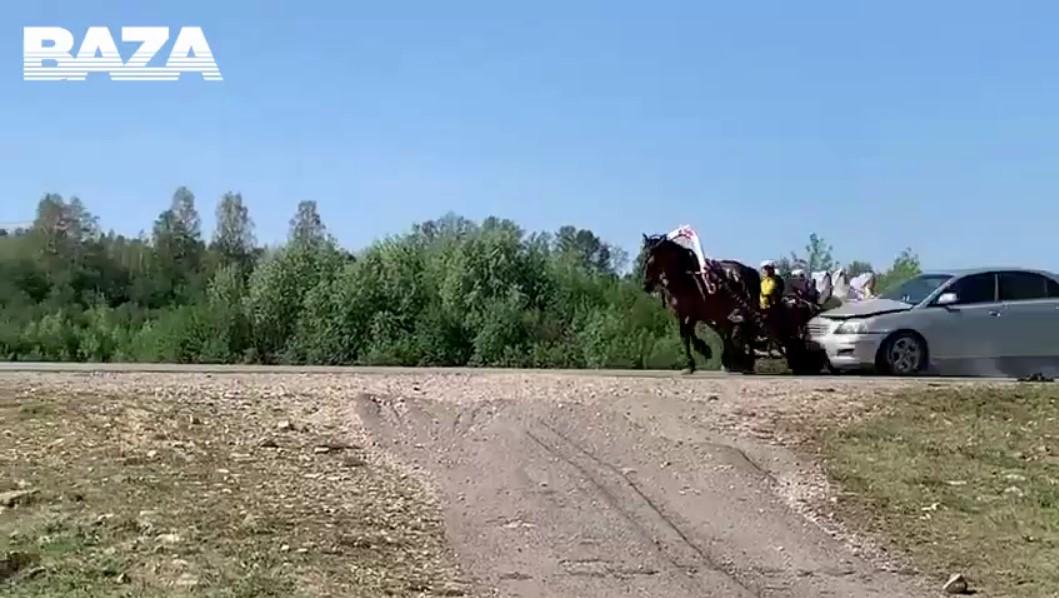 Люди в ярких костюмах ехали в повозке и пели песни / скриншот из видео Люди в ярких костюмах ехали в повозке и пели песни / скриншот из видео