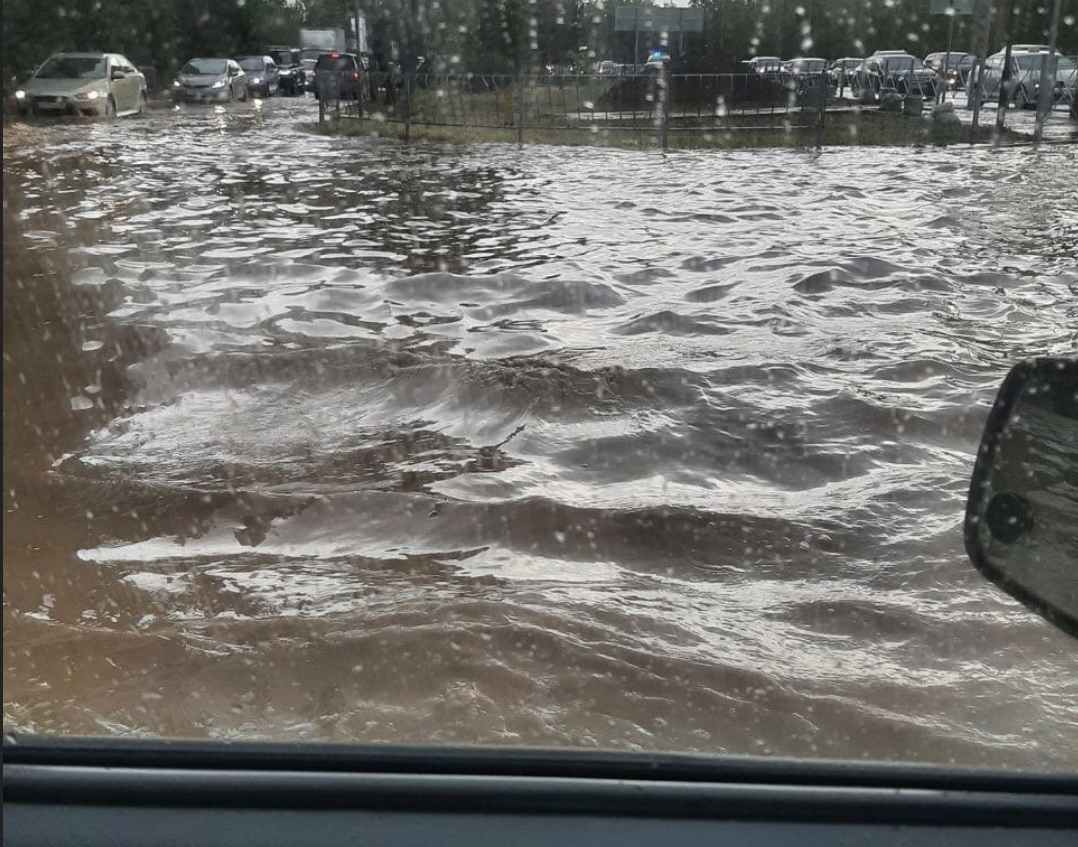 Негода в Сімферополі 29 травня призвела до серйозних наслідків / фото з соцмереж Негода в Сімферополі 29 травня призвела до серйозних наслідків / фото з соцмереж