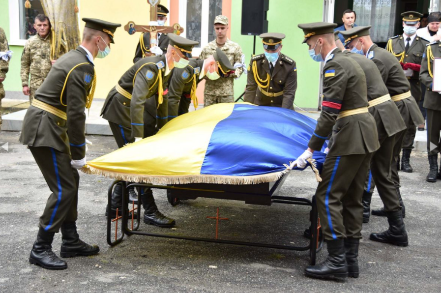 На Хмельниччині попрощалися з майором, вбитим снайпером бойовиків на Донбасі (фото, відео) На Хмельниччині попрощалися з майором, вбитим снайпером бойовиків на Донбасі (фото, відео)