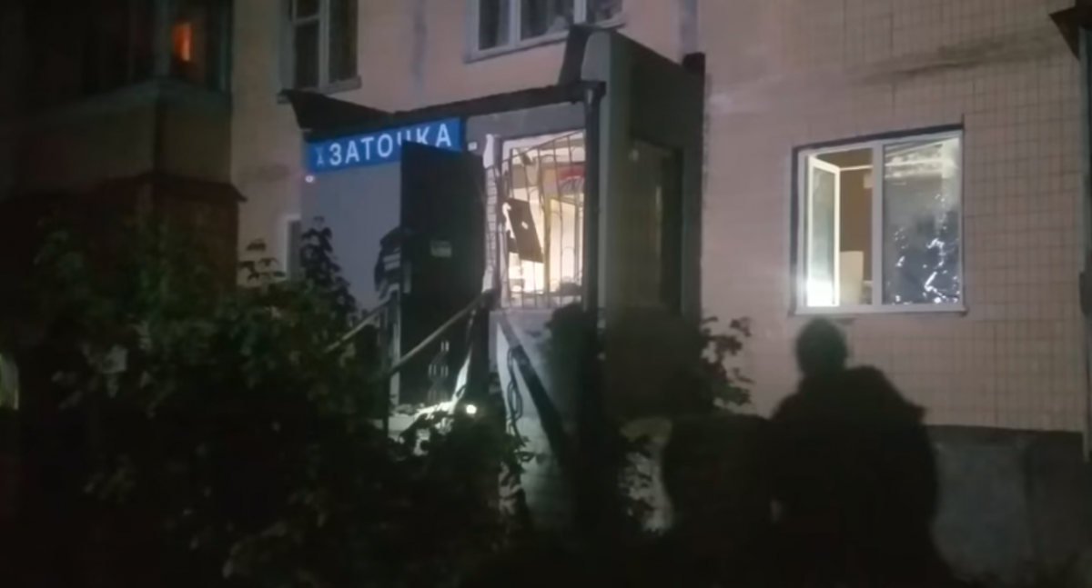 У Києві на Зоологічній у чоловіка в руках здетонував вибухонебезпечний предмет / скріншот У Києві на Зоологічній у чоловіка в руках здетонував вибухонебезпечний предмет / скріншот