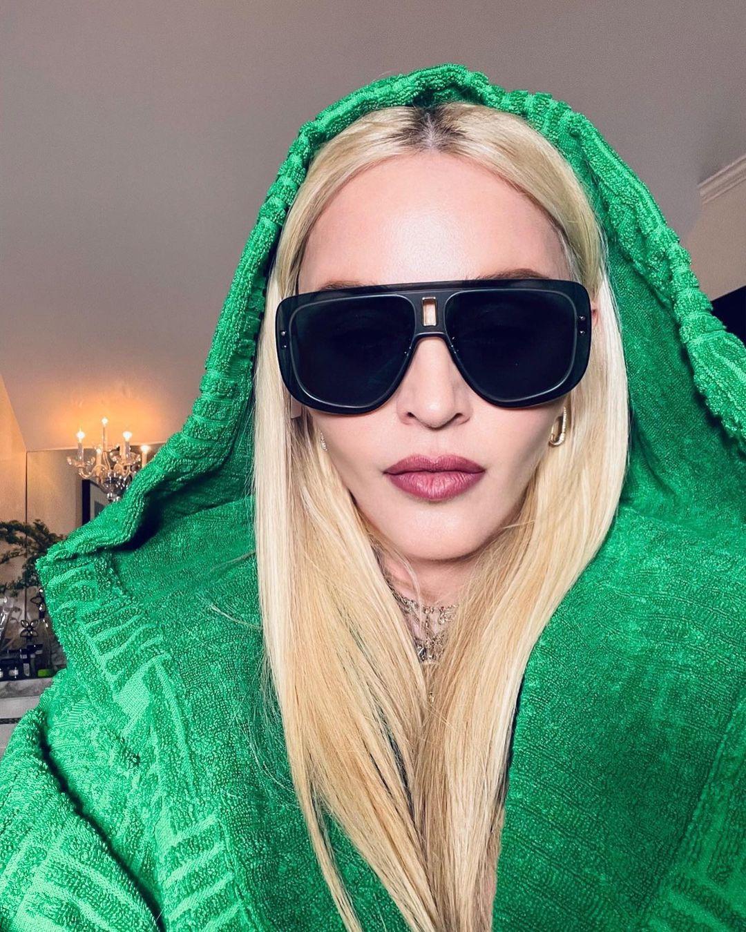 Син Мадонни приміряв сукню / instagram.com/madonna Син Мадонни приміряв сукню / instagram.com/madonna