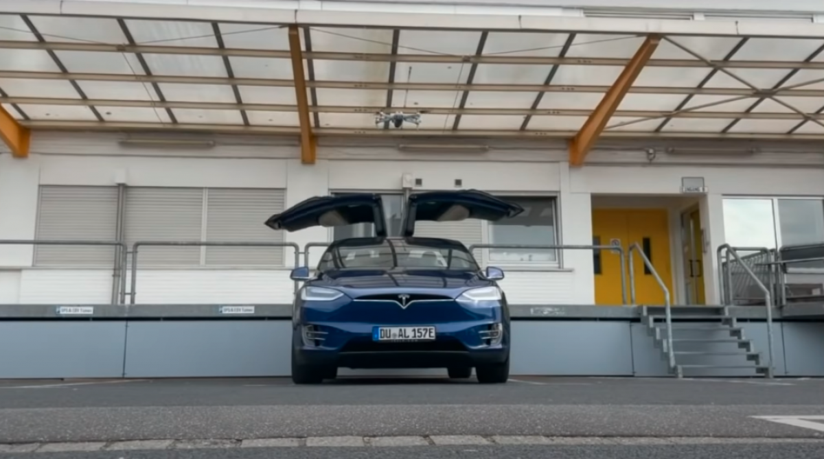 Исследователи показали, как взломать Tesla с помощью квадрокоптера