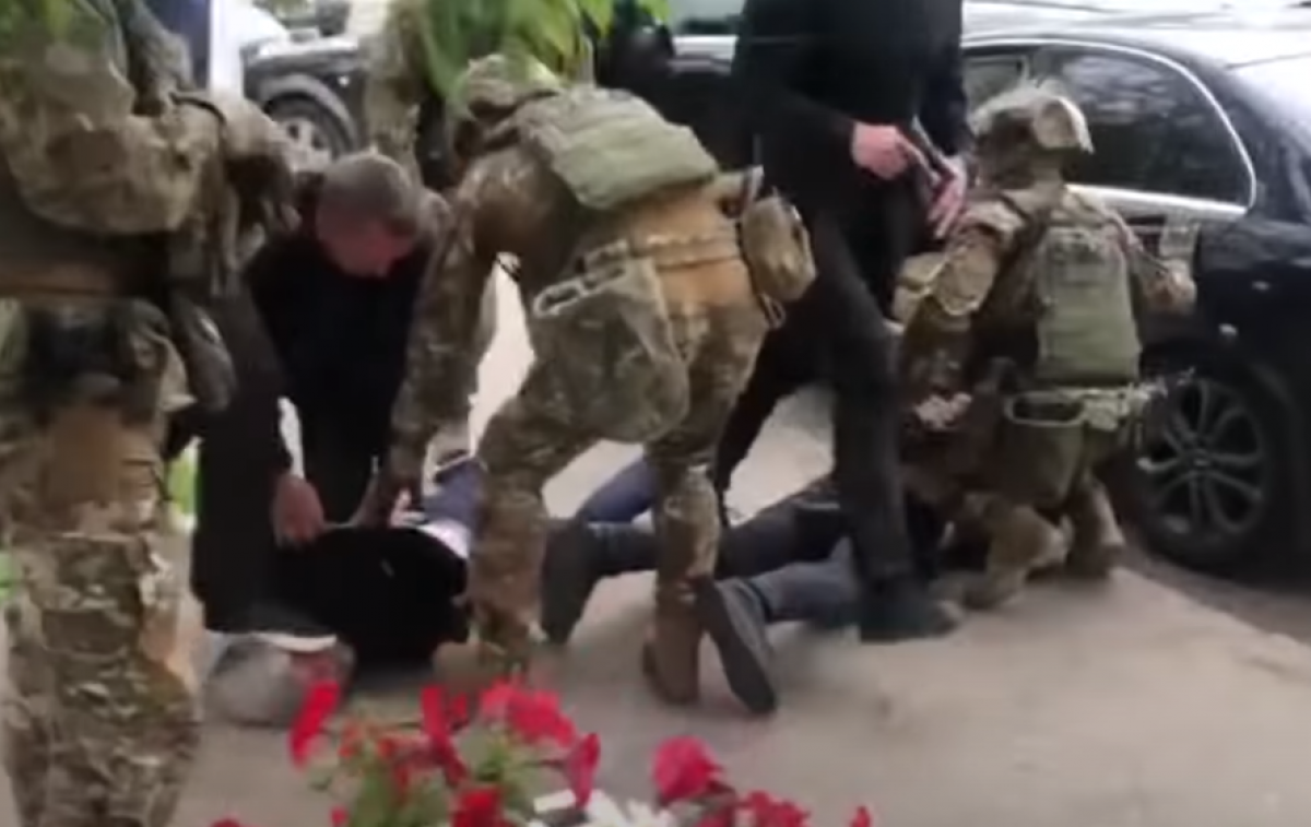 За что, ребят: в полиции показали видео жесткого задержания смотрящих под Николаевом
