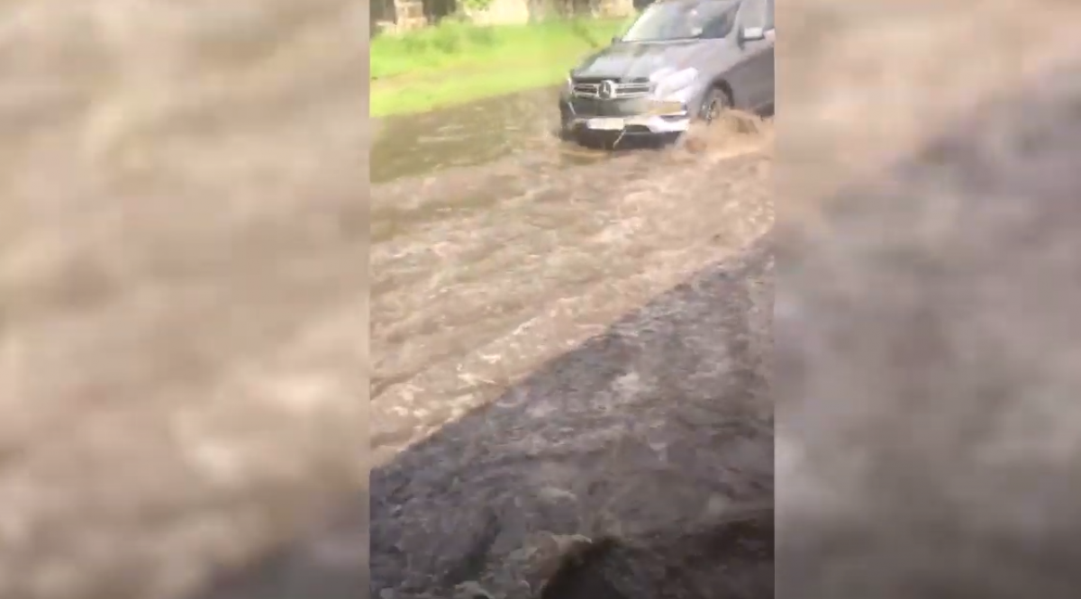 В сети показали затопленную улицу после дождя в Киеве