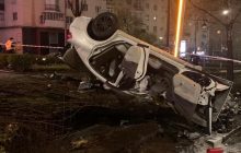 В центре Киева пьяный 25-летний мужчина въехал в дерево - погибла 18-летняя девушка (фото)