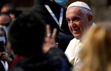 Папа Римський зустрівся з українцями в Угорщині: закликав вірити в майбутнє без війни