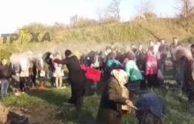 На Харківщині священик "освятив" вірян прямісінько з відра (відео)