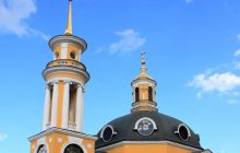 "Нічого святого": у Києві блогерки курили і задували свічки в церкві (відео)