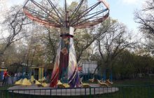 "Сюжет из фильма ужасов": в Казахстане дети слетели с карусели (видео)