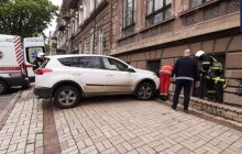 В Одесі жінка на Toyota збила паркувальника: він перелетів через огорожу і впав у підвал (фото)