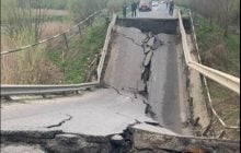 На трасі Львів - Луцьк обвалився міст - траса заблокована (фото, відео)