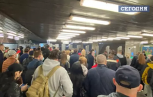 Кінець локдауну й вихідним: опубліковано фото переповненої станції метро в Києві