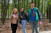 Тепер тріо: до скутої ланцюгом пари закоханих з Харкова приєдналася дівчина (фото)