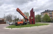 Під Києвом відновили "георгіївську" стелу, але після скандалу зафарбували (фото)
