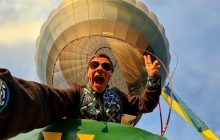 «Мандруй Україною з Дмитром Комаровим»: телеведучий стрибне з повітряної кулі, щоб зняти незвичайний рекорд українця-екстремала