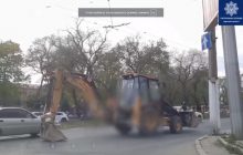 Відштовхувався від асфальту: в Одесі оштрафували тракториста, який їхав за допомогою ковшу
