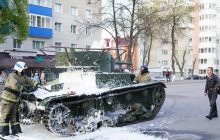 Щось пішло не так: у Росії на репетиції параду до 9 травня спалахнув танк (відео)