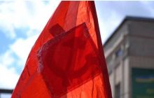 В Житомире на День победы люди держали флаги с советской символикой, но заклеенной (фото)