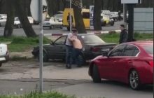 Одесские таксисты подрались из-за клиента и попали на видео