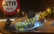 На ногах не стояла: в Киеве пьяная "в хлам" водитель устроила аварию на мосту Патона (видео)