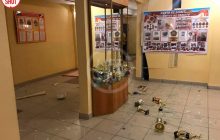 Выбитые двери и кучи стекла: появились фото и видео последствий взрыва внутри школы Казани