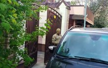 У помешканні Медведчука понад п'ять годин тривають обшуки: що там зараз відбувається (фото)