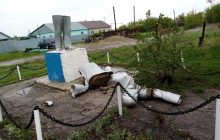 "Хтось допоміг?": у російському селі Синенькі розвалився пам'ятник Леніну (фото)