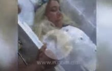 Жінка провела репетицію власних похоронів: з катафалком і труною (відео)