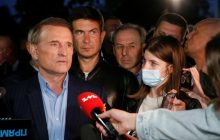 Медведчук уехал из Печерского райсуда под крики "путинская ку*ва" (видео)