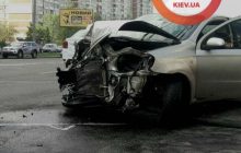 В Киеве Chevrolet на скользкой дороге влетел в тягач: парализовано движение троллейбусов (фото)