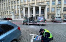 В Ужгороді чоловік підпалив власне авто під стінами Закарпатської ОДА (фото, відео)
