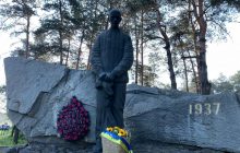 Zelensky pays tribute to victims of political repression (Photo)