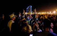 Полиция разогнала тысячи людей, праздновавших ослабление локдауна в Барселоне (фото)