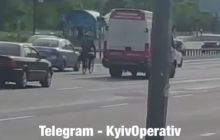 В Киеве велосипедист отличился странным нарушением ПДД и попал на видео