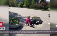 По пояс у пастці: у Запоріжжі під жінкою біля лікарні провалилася плитка (відео)