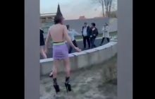 У Росії блогери в спідницях та на підборах знімали ролик для TikTok на дитячому майданчику: їх побили (відео)