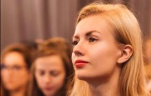 Экс-глава СЭС Киева переехала девушку на переходе: пострадавшая обвиняет ее в попытке избежать наказания (видео 18+)