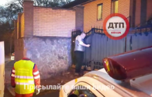 Киевлянин под амфетамином заблокировал движение транспорта и начал бить окна авто (видео)