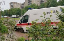 В Харькове посреди города "скорая" застряла в грязи, пришлось вызывать спасателей (фото)
