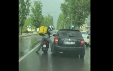 В Киеве курьер и водитель легковушки устроили драку: инцидент попал на видео