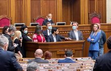 Аксенов принял присягу народного депутата под крики "Ганьба" (видео)