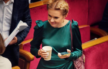 Депутат Ганна Скороход прийшла в Раду в ексцентричній сукні з високим розрізом