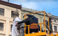 На улицах Львова античных богов одели в вышиванки (видео)