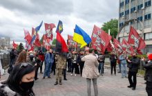 Зеленского перед пресс-конференцией пришли "встречать" активисты (фото)