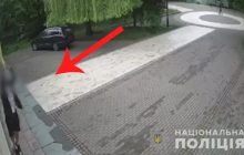 В Киеве мужчина сорвал флаг Украины со здания и попал на видео: ему вручили подозрение
