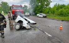 В аварии на Харьковщине авто разорвалось пополам и загорелось (фото, видео)