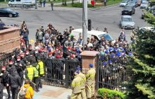 Под судом, где рассматривают дело Медведчука, произошли столкновения (фото, видео)